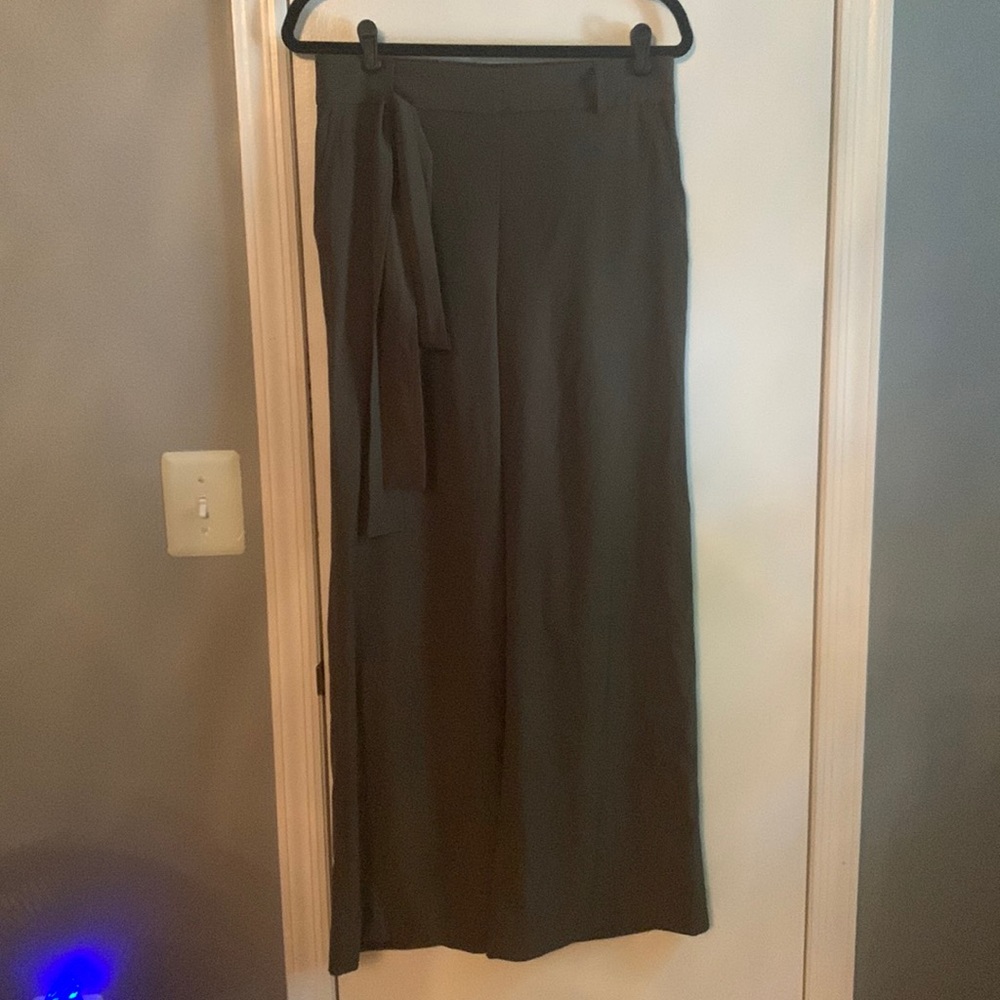 Banana Republic Wide Leg Pants with belt. Elastic waistband. Size M.